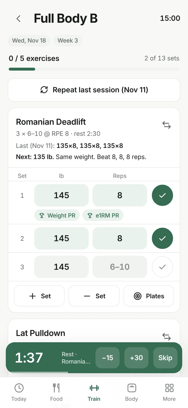 Workout screen: sets with weight and reps, last session's numbers, personal record badges and a rest timer